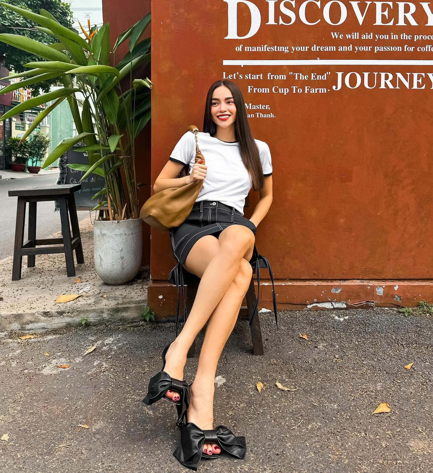 4 mẫu áo sang trọng, trẻ trung Hồ Ngọc Hà thường xuyên diện-3