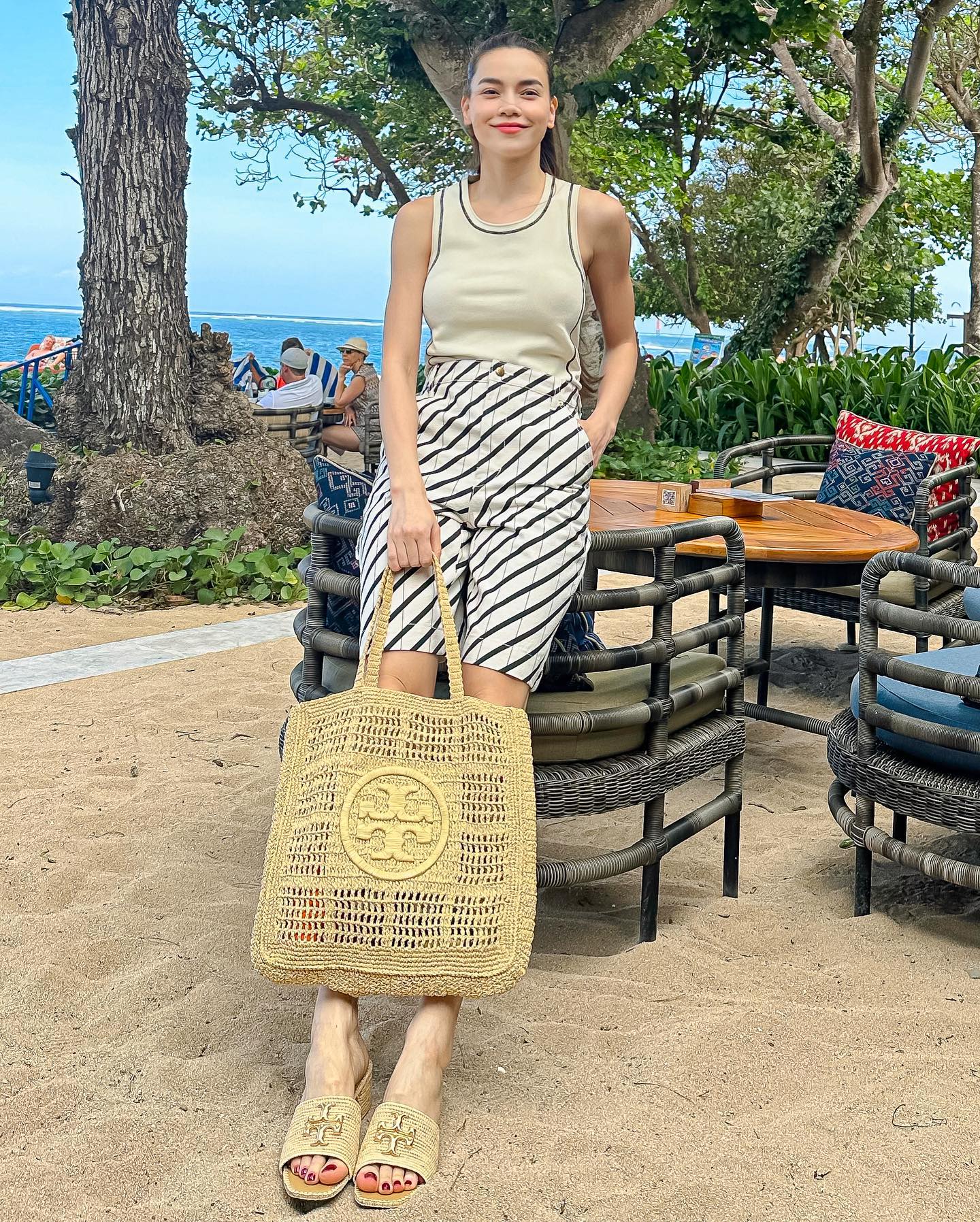 4 mẫu áo sang trọng, trẻ trung Hồ Ngọc Hà thường xuyên diện-7