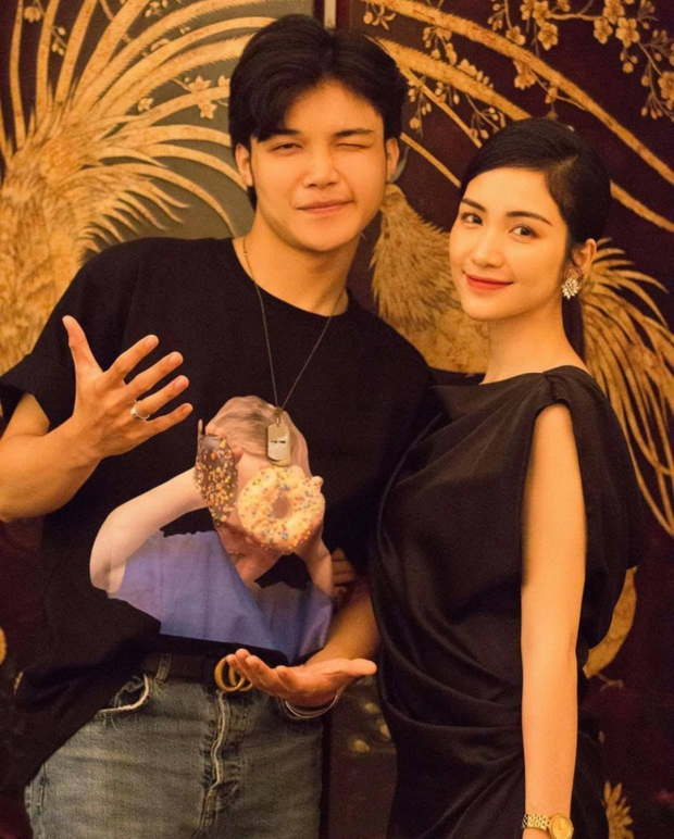 Hòa Minzy hiếm hoi đăng ảnh gia đình đầy đủ thành viên, diện mạo em trai út 2K gây sốt MXH-6