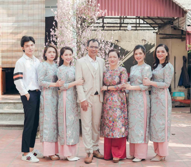 Hòa Minzy hiếm hoi đăng ảnh gia đình đầy đủ thành viên, diện mạo em trai út 2K gây sốt MXH-5