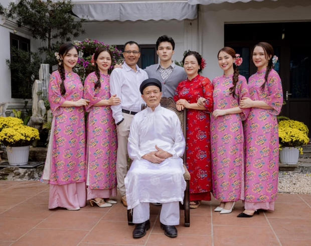 Hòa Minzy hiếm hoi đăng ảnh gia đình đầy đủ thành viên, diện mạo em trai út 2K gây sốt MXH-4