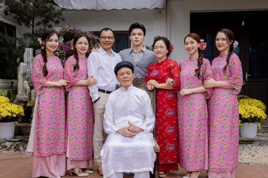 Hòa Minzy hiếm hoi đăng ảnh gia đình đầy đủ thành viên, diện mạo em trai út 2K gây sốt MXH