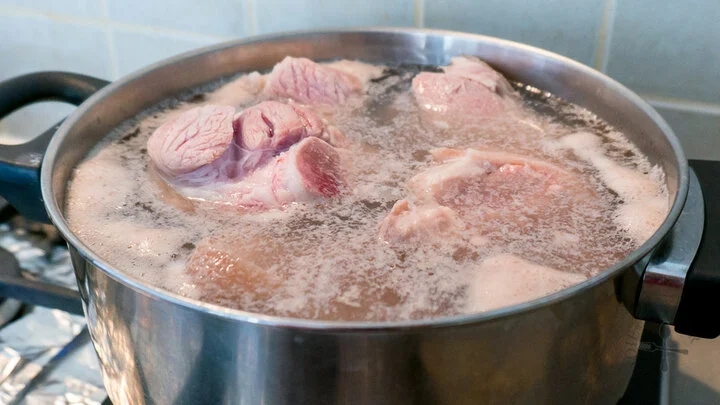 Vì sao canh xương thường nổi bọt khi nấu?-1