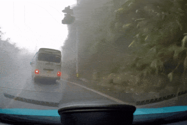 Clip: Khoảnh khắc xe khách chở 29 người lao xuống vực ở Tam Đảo