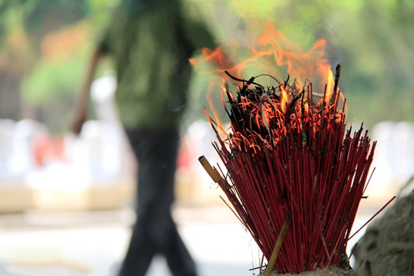 Cháy bát hương dự báo điềm lành hay dữ? Chân nhang bị cháy tiết lộ điều gì?-2