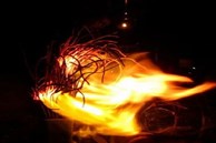 Cháy bát hương dự báo điềm lành hay dữ? Chân nhang bị cháy tiết lộ điều gì?