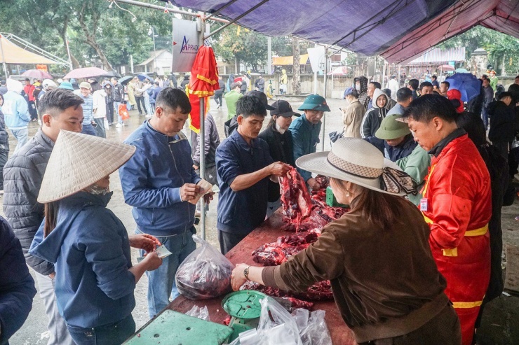 Nhiều người ùn ùn đi mua thịt trâu chọi giá tiền triệu ăn lấy may-2