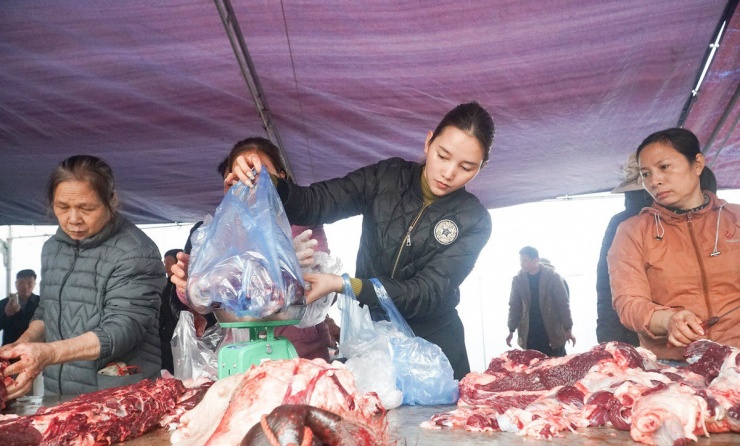 Nhiều người ùn ùn đi mua thịt trâu chọi giá tiền triệu ăn lấy may-4