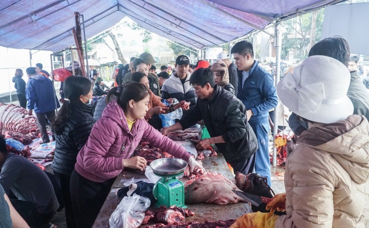 Nhiều người ùn ùn đi mua thịt trâu chọi giá tiền triệu ăn lấy may-5