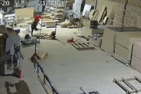 Công nhân hốt hoảng bỏ chạy khi trần nhà xưởng đổ sập