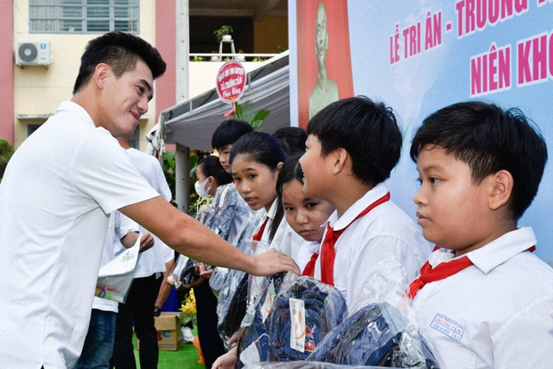 Hotboy 1m82 của đội tuyển Việt Nam thường xuyên làm việc thiện, trở thành đại sứ tình nguyện tỉnh Bình Dương-3