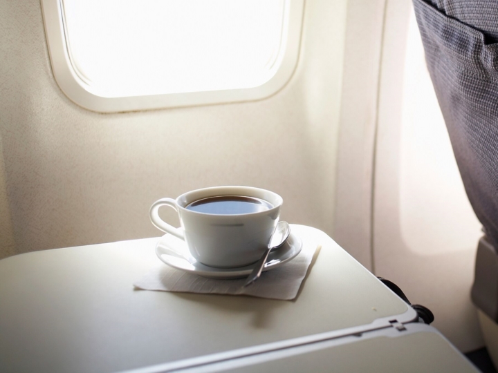 Vì sao không nên gọi trà và cà phê trên máy bay?-1