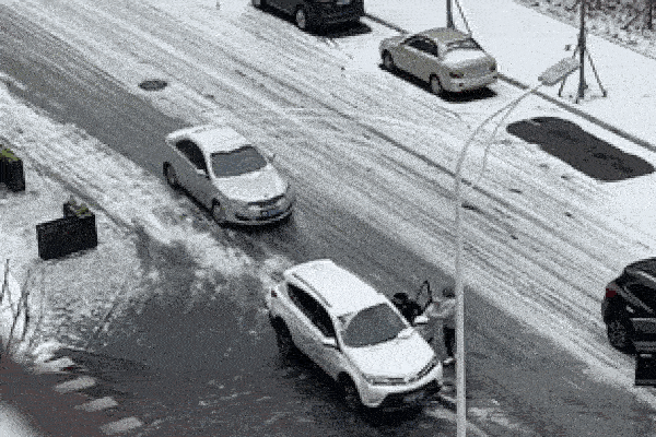 Ô tô trượt dài trên đường băng tuyết, húc văng người phụ nữ xuống đường
