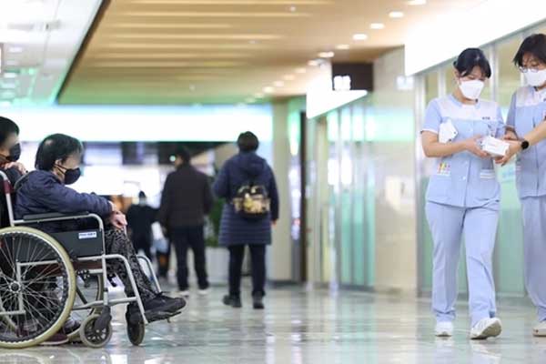 7 ngày khủng hoảng y tế Hàn Quốc: Bệnh nhân bị biến thành con tin, thoi thóp chờ được điều trị, y tá và điều dưỡng lóng ngóng tiếp quản chữa bệnh-2
