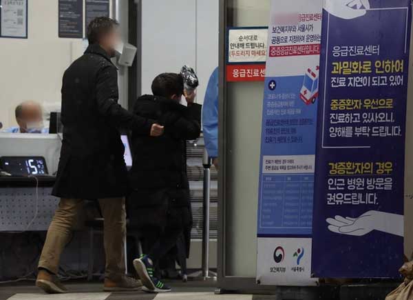 7 ngày khủng hoảng y tế Hàn Quốc: Bệnh nhân bị biến thành con tin, thoi thóp chờ được điều trị, y tá và điều dưỡng lóng ngóng tiếp quản chữa bệnh-3
