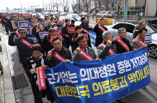 7 ngày khủng hoảng y tế Hàn Quốc: Bệnh nhân bị biến thành con tin, thoi thóp chờ được điều trị, y tá và điều dưỡng lóng ngóng tiếp quản chữa bệnh-4