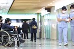 7 ngày khủng hoảng y tế Hàn Quốc: Bệnh nhân bị biến thành ''con tin'', thoi thóp chờ được điều trị, y tá và điều dưỡng lóng ngóng tiếp quản chữa bệnh