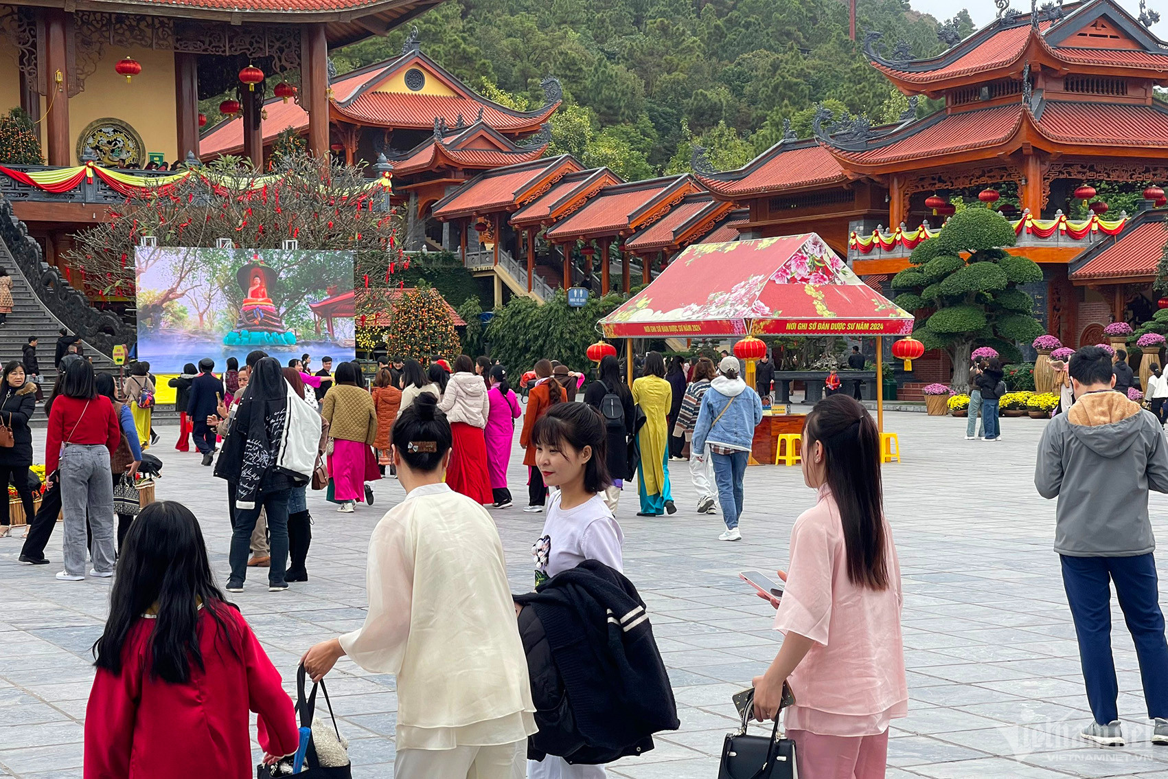 Cảnh hiếm thấy tại chùa Ba Vàng dịp đầu xuân-7