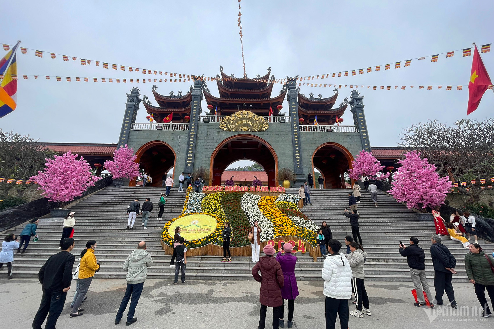 Cảnh hiếm thấy tại chùa Ba Vàng dịp đầu xuân-11