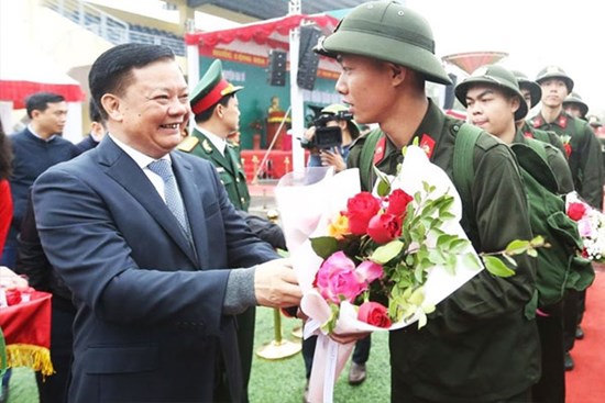 Bí thư Thành ủy Đinh Tiến Dũng dự ngày hội tòng quân huyện Ba Vì
