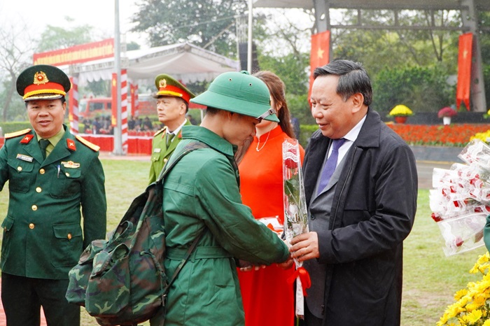 Phó Bí thư Thành ủy Hà Nội Nguyễn Văn Phong dự lễ giao, nhận quân tại huyện Chương Mỹ-1