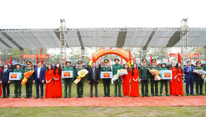 Phó Bí thư Thành ủy Hà Nội Nguyễn Văn Phong dự lễ giao, nhận quân tại huyện Chương Mỹ-3