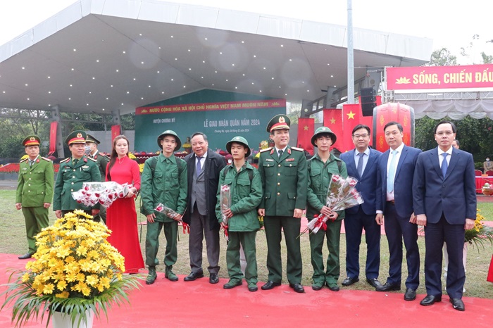 Phó Bí thư Thành ủy Hà Nội Nguyễn Văn Phong dự lễ giao, nhận quân tại huyện Chương Mỹ-4