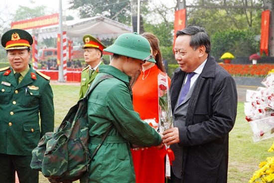 Phó Bí thư Thành ủy Hà Nội Nguyễn Văn Phong dự lễ giao, nhận quân tại huyện Chương Mỹ