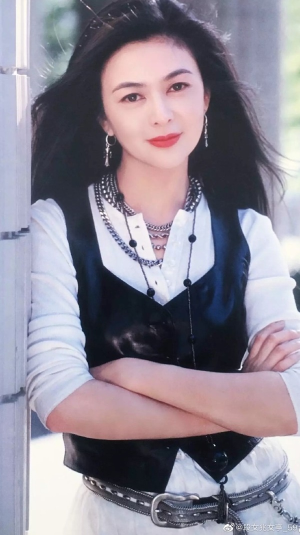 Mỹ nhân đẹp nhất Hồng Kông U70 vẫn xinh đẹp, rạng rỡ như gái trẻ: 1 bí quyết trước giờ đi ngủ khiến chị em phải học theo-1