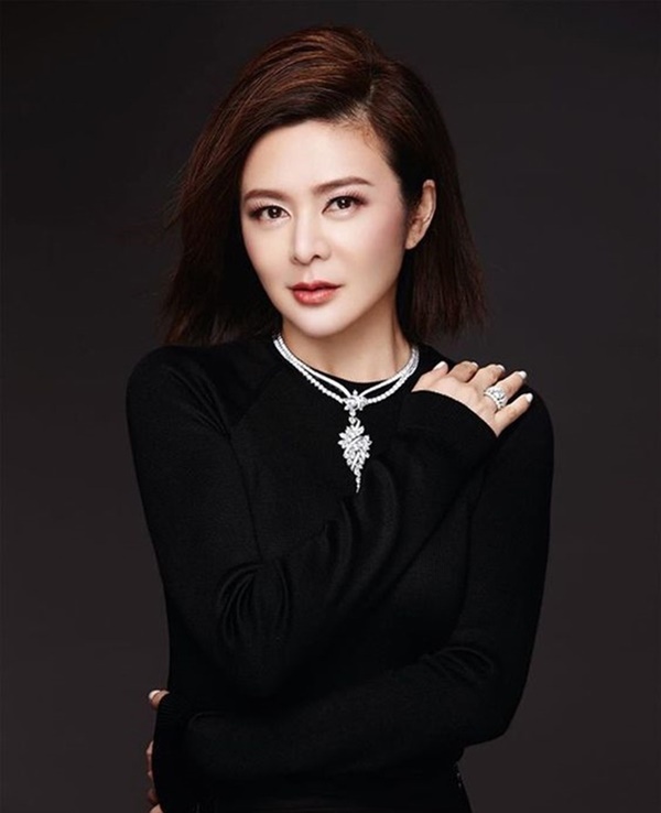 Mỹ nhân đẹp nhất Hồng Kông U70 vẫn xinh đẹp, rạng rỡ như gái trẻ: 1 bí quyết trước giờ đi ngủ khiến chị em phải học theo-7