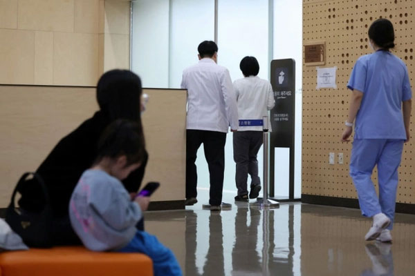 Gần 100% bác sĩ nội trú Hàn Quốc nghỉ việc: Tuyển thủ gặp tai nạn gọi 30 phòng cấp cứu, vật vã đợi 8 tiếng mới được chữa trị-1