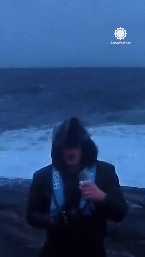 Phóng viên gặp sự cố tai hại ngay trên sóng truyền hình trực tiếp, dân mạng xem xong không thể nhịn cười-1