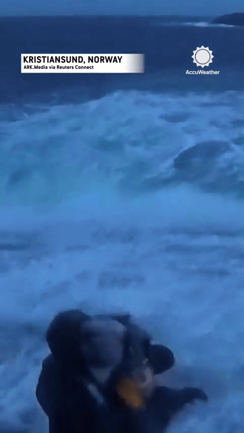 Phóng viên gặp sự cố tai hại ngay trên sóng truyền hình trực tiếp, dân mạng xem xong không thể nhịn cười-3