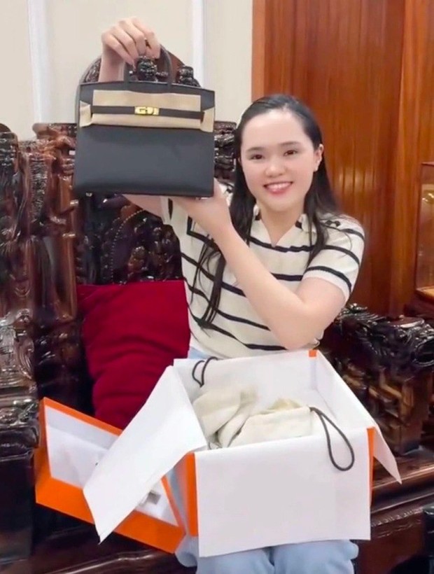 Chồng nổi tiếng thấy vợ bán hàng online cực khổ tặng cho chiếc túi hiệu giá bằng cả căn nhà: Làm gì mà giàu cỡ này?-1