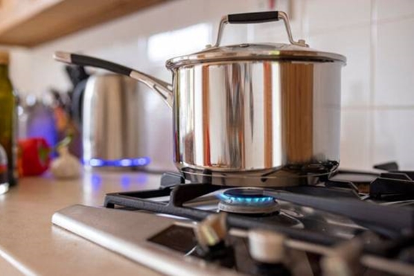 Vì sao nên mặc quần jeans dáng rộng trên máy bay?-2