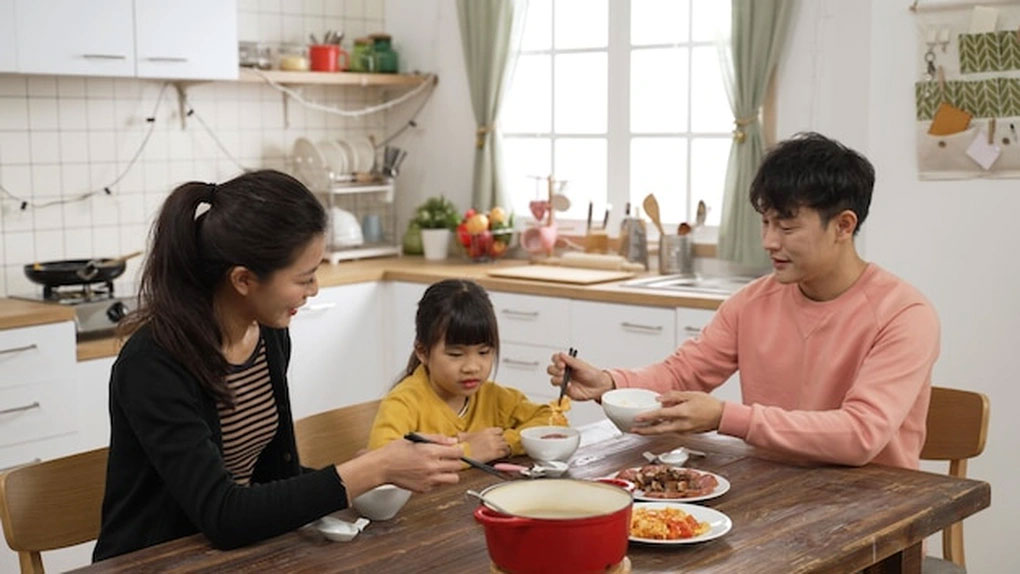 Đến dự sinh nhật con gái, tôi lặng người trước hành động của chồng cũ-1