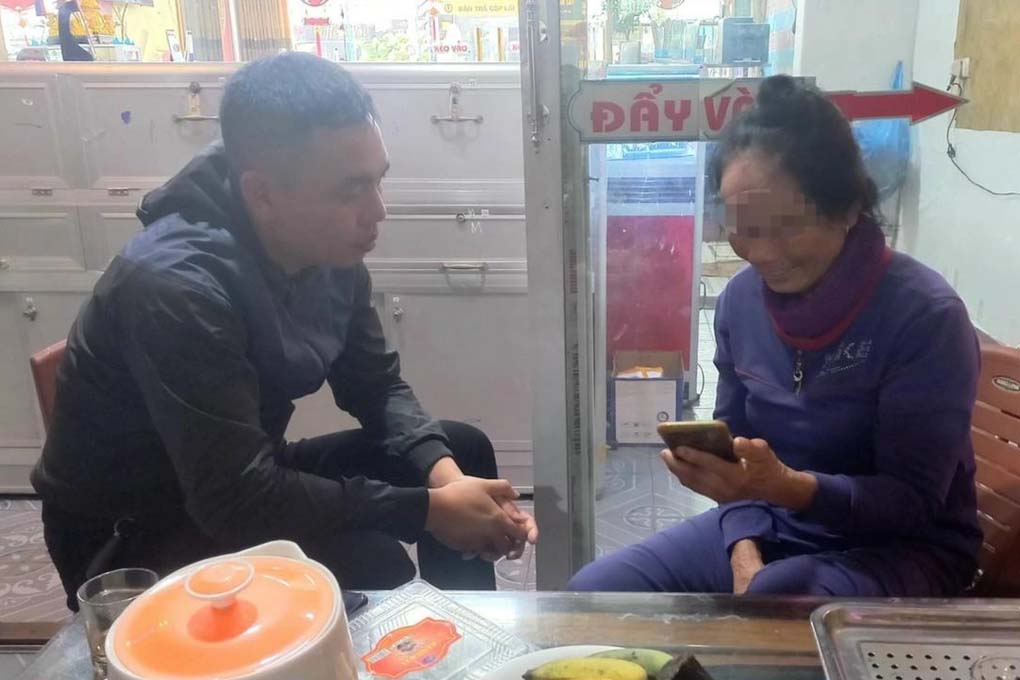 Hành động lạ của vị khách khiến chủ tiệm vàng âm thầm báo tin công an-1