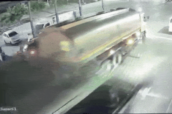 Khoảnh khắc xe buýt mất phanh tông trúng hàng loạt phương tiện