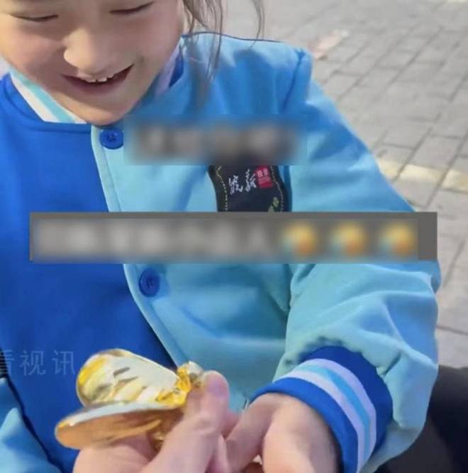 Con gái lớp 2 khoe được bạn trai cùng lớp tặng quà, bố cầm món đồ trên tay mà run rẩy-1