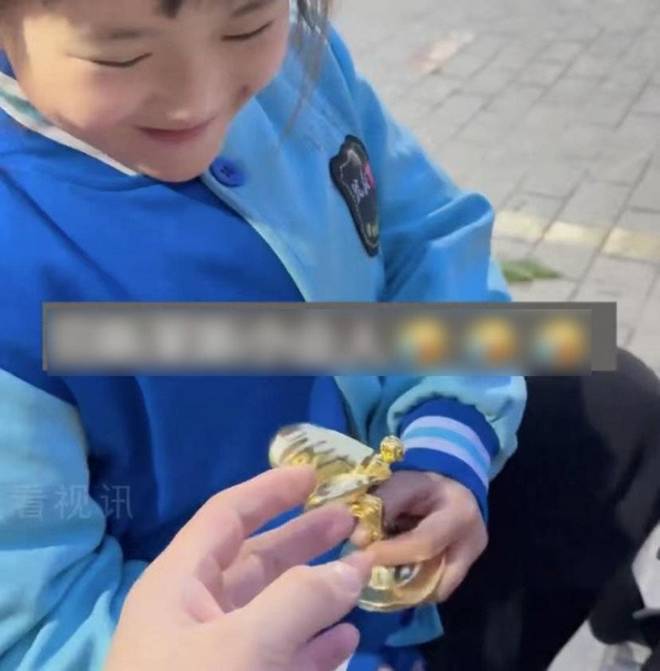 Con gái lớp 2 khoe được bạn trai cùng lớp tặng quà, bố cầm món đồ trên tay mà run rẩy-2