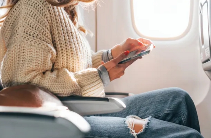 Vì sao nên mặc quần jeans dáng rộng trên máy bay?-1