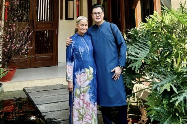 MC Quyền Linh khoe xây nhà khang trang cho mẹ ruột ở Tiền Giang, hút 5.000 người theo dõi livestream, khoe món quà tân gia độc lạ-29