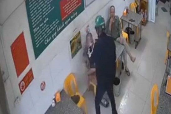 Người đàn ông tẩm xăng, phóng hoả ‘tình địch’ tại quán bia phải đối mặt mức án nào?