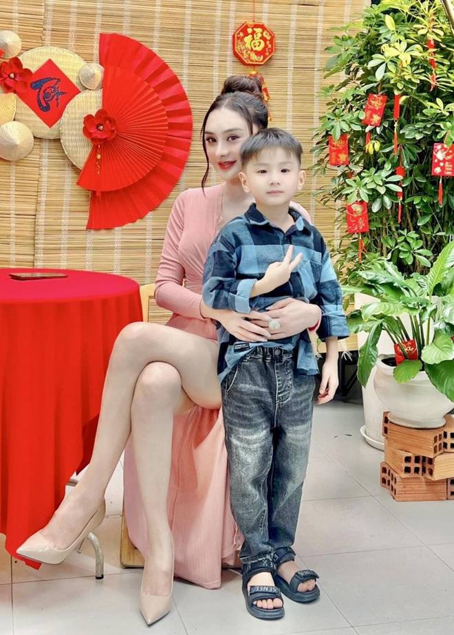 Lâm Khánh Chi đặt tên cho con trai theo họ Trần của chồng cũ kèm họ Huỳnh của mẹ ruột, tên thật rất ý nghĩa-1