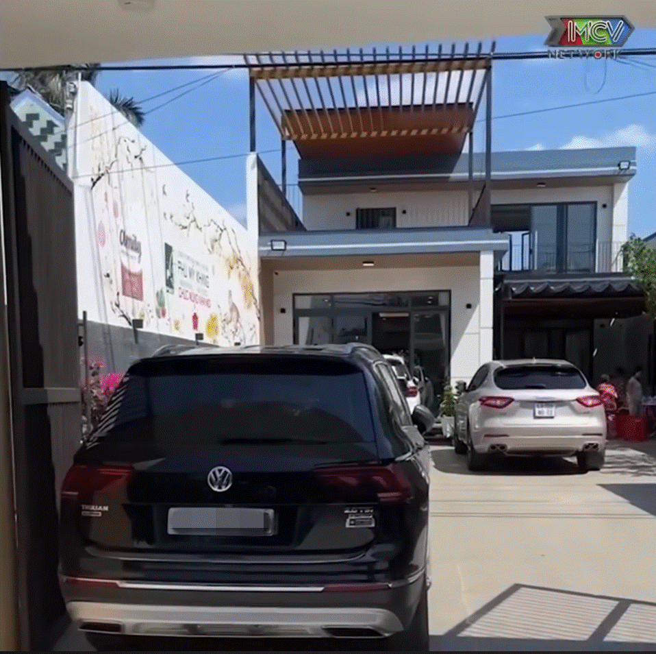 MC Quyền Linh khoe xây nhà khang trang cho mẹ ruột ở Tiền Giang, hút 5.000 người theo dõi livestream, khoe món quà tân gia độc lạ-1