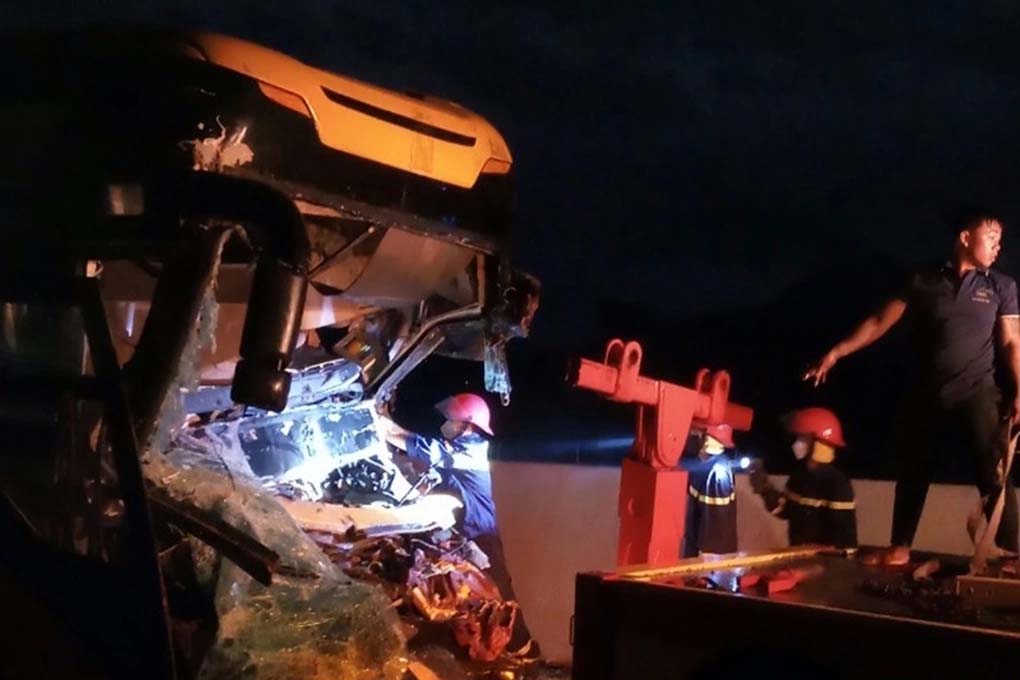 Tai nạn nghiêm trọng trên cao tốc Nha Trang - Cam Lâm, 2 người tử vong-1
