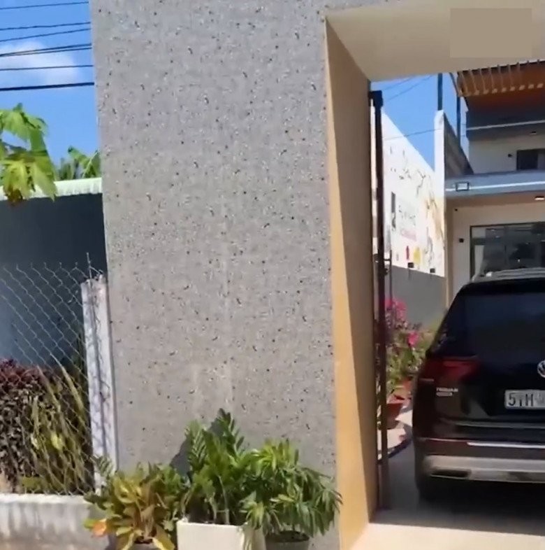 MC Quyền Linh khoe xây nhà khang trang cho mẹ ruột ở Tiền Giang, hút 5.000 người theo dõi livestream, khoe món quà tân gia độc lạ-5