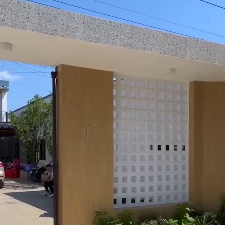 MC Quyền Linh khoe xây nhà khang trang cho mẹ ruột ở Tiền Giang, hút 5.000 người theo dõi livestream, khoe món quà tân gia độc lạ-6