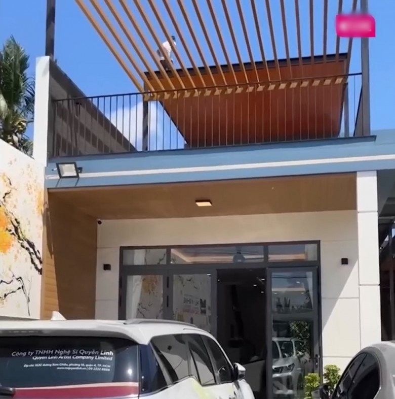 MC Quyền Linh khoe xây nhà khang trang cho mẹ ruột ở Tiền Giang, hút 5.000 người theo dõi livestream, khoe món quà tân gia độc lạ-7