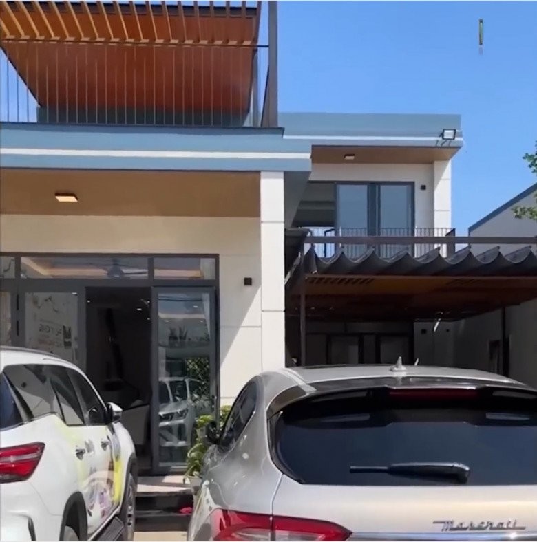 MC Quyền Linh khoe xây nhà khang trang cho mẹ ruột ở Tiền Giang, hút 5.000 người theo dõi livestream, khoe món quà tân gia độc lạ-8